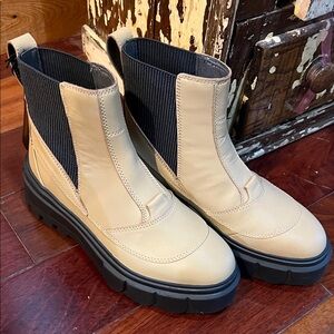 Sorel Tan and Black Ankle Boots